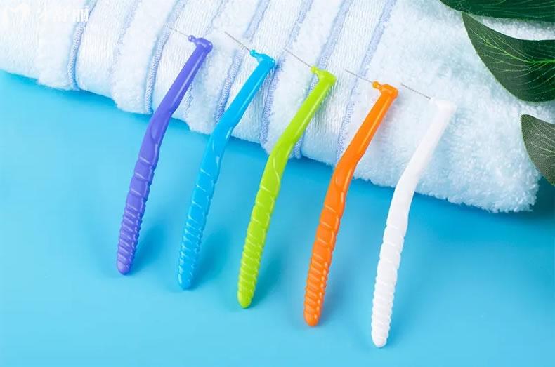 正畸要准备的清洁工具有哪些，选凹型牙刷还是凸型牙刷好